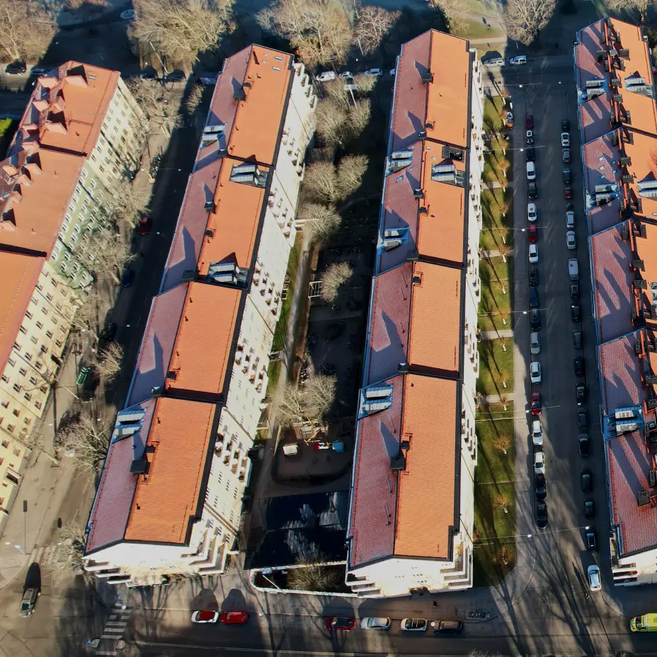 Flerbostadskvarter med tegelpannetak där fastighetsägare anlitar Kinnunens Plåtslageri AB för takunderhåll och långsiktiga taklösningar