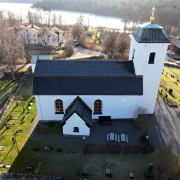 Kyrkobyggnad med nytt kopparplåtstak och uppdaterade stuprör, ett arbete utfört av Kinnunens Plåtslageri AB inom professionellt plåtslageri