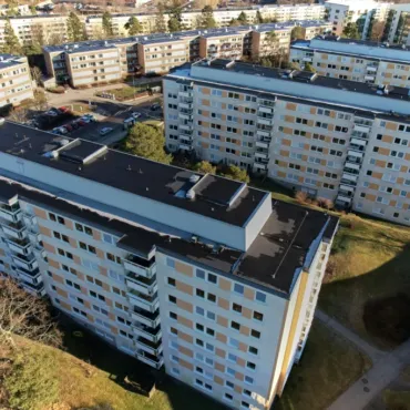 Flerbostadshus med nytt tätskikt och väggar med PIR-isolering och plåt, ett tak- och fasadprojekt utfört av Kinnunens Plåtslageri AB