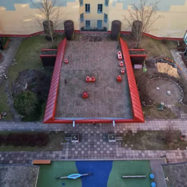 Innergårdsbyggnad med sedumtak och nya plåtdetaljer, ett takprojekt utfört av Kinnunens Plåtslageri AB.