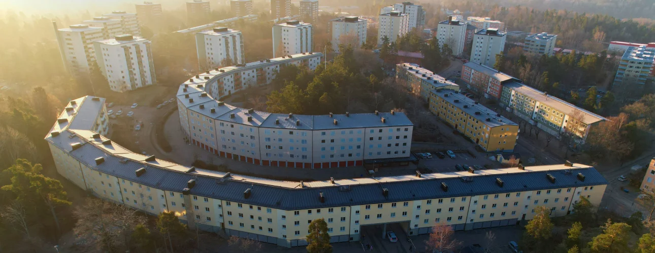 Luftbild över flerfamiljshus och tak i ett bostadsområde i Sverige, med fokus på plåttak och takplåtar – exempel på fastigheter där Kinnunens Plåtslageri AB utför takarbeten och plåtslageri