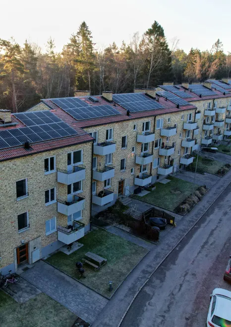 Luftbild över bostadshus med solpaneler på taket - exempel på fastigheter där Kinnunens Plåtslageri AB utför takarbeten och solcellsinstallationer